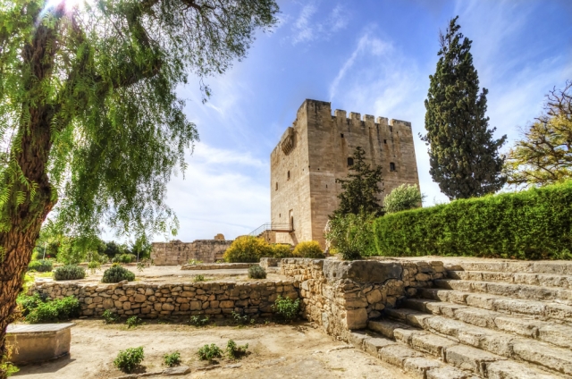 средневековый замок Колосси